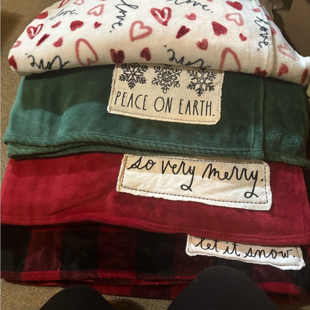 Rae Dunn Holiday Blanket Set - Red, Green, White
